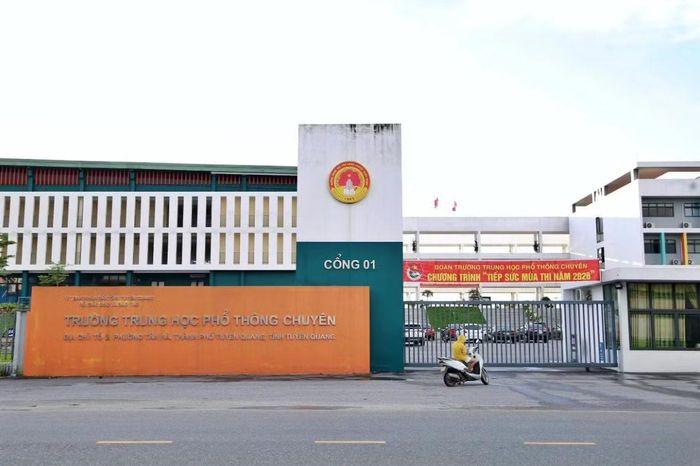 Trường THPT chuyên Tuyên Quang.