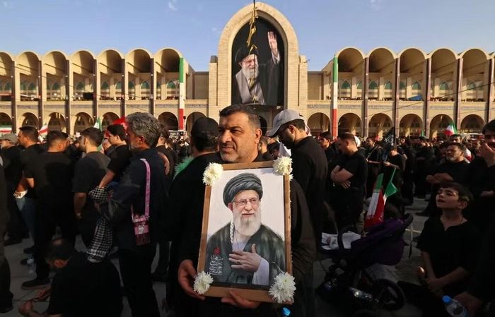 Để bảo đảm an ninh cho lễ quốc tang, giới chức Iran đã áp dụng nhiều biện pháp kiểm soát, trong đó có việc đóng không phận và hạn chế lưu thông trên một số tuyến đường.