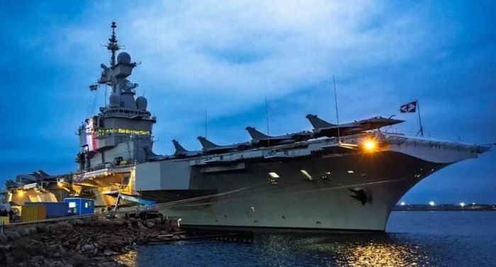 Theo đó, tàu sân bay Charles de Gaulle sẽ trở về cảng Toulon, trong khi các đơn vị rà phá thủy lôi cùng các tàu hộ tống của Pháp vẫn tiếp tục hiện diện tại Trung Đông và sẵn sàng phối hợp với các đối tác khi cần thiết.