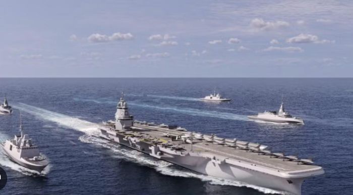 Trước đó, tàu sân bay Charles de Gaulle đã tới Vùng Vịnh vào giữa tháng 5 và được đặt trong trạng thái sẵn sàng thực hiện nhiệm vụ "trung lập" nhằm hỗ trợ bảo đảm an ninh hàng hải tại eo biển Hormuz.