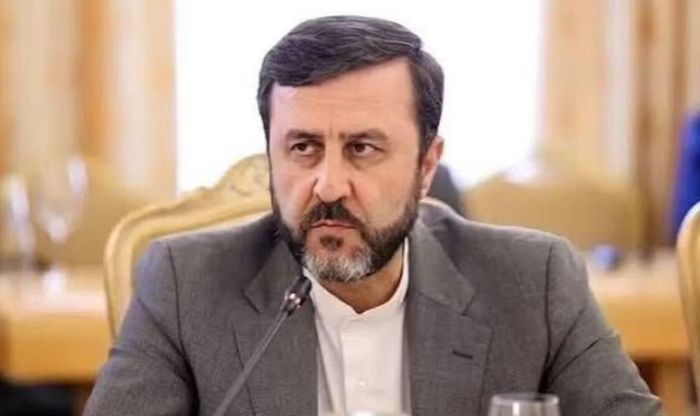 Thứ trưởng Bộ Ngoại giao Iran, ông Kazem Gharibabadi, nhấn mạnh trên mạng xã hội X rằng Iran, với tư cách là quốc gia bảo đảm an ninh tại eo biển Hormuz, phản đối mọi hành động quân sự tại khu vực này.