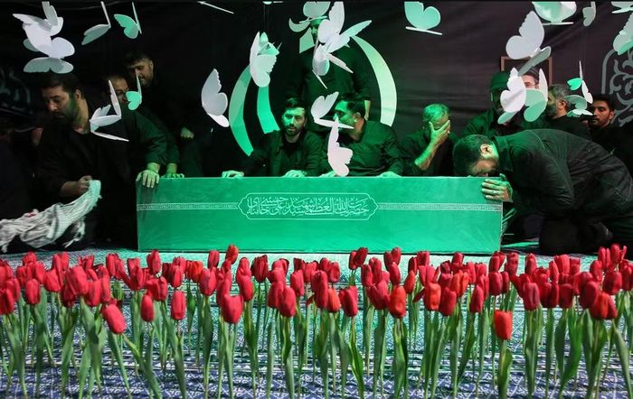 Để phục vụ các nghi lễ, thủ đô Tehran cùng hai thánh địa Qom và Mashhad sẽ được nghỉ lễ trong thời gian diễn ra quốc tang.