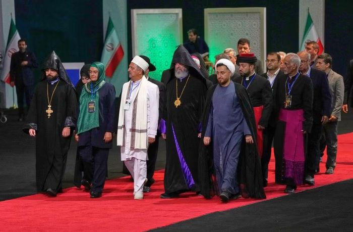 Cố Lãnh tụ Tối cao Ali Khamenei qua đời ở tuổi 86. Linh cữu của ông sẽ được quàn tại Đại Thánh đường Grand Mosalla trong 3 ngày, nơi treo nhiều biểu ngữ mang hình ảnh và tuyên ngôn của cố lãnh đạo.