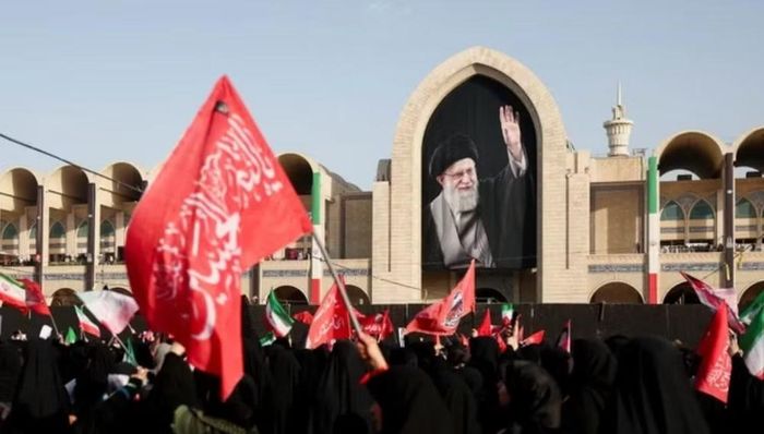 Theo truyền thống của Iran, cờ đỏ được xem là biểu tượng của lời kêu gọi thực thi công lý và báo thù, thường xuất hiện trong bối cảnh chiến sự hoặc để tưởng niệm những người thiệt mạng khi chiến đấu.