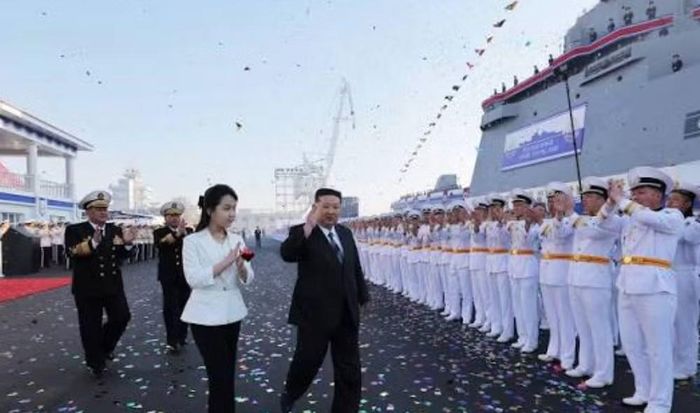 Trước khi cuộc thử nghiệm diễn ra, ông Kim Jong-un đã nghe báo cáo về kế hoạch kiểm tra các hệ thống vũ khí trên tàu.