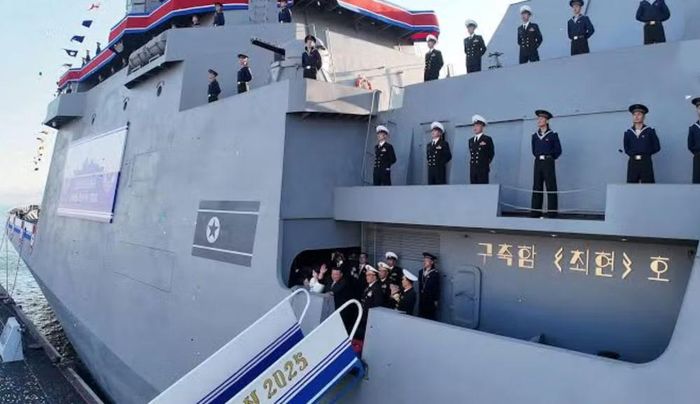 Sau đó, ông trực tiếp theo dõi chiến hạm Kang Kon khai hỏa nhiều loại vũ khí khác nhau, trong đó có tên lửa hành trình chiến lược. Theo cách gọi của Triều Tiên, thuật ngữ "chiến lược" thường được dùng để chỉ các loại vũ khí có khả năng mang đầu đạn hạt nhân.