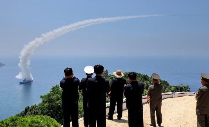 Hình ảnh do KCNA công bố cho thấy ông Kim đội mũ rộng vành, đứng trên vị trí quan sát cao để theo dõi cuộc bắn thử. Một số hình ảnh khác ghi lại cảnh chiến hạm Kang Kon đồng loạt phóng nhiều tên lửa hành trình chiến lược ra biển.