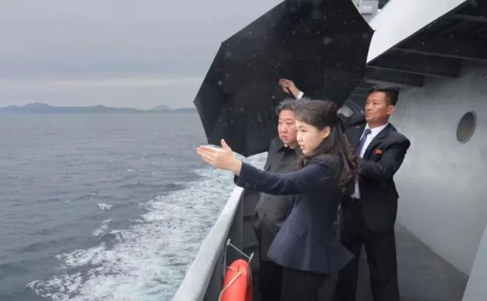 KCNA cho biết ông Kim đánh giá cao những bước tiến gần đây của ngành công nghiệp quốc phòng Triều Tiên, đồng thời yêu cầu tiếp tục tăng cường năng lực răn đe chiến lược và sức mạnh chiến đấu của quân đội.
