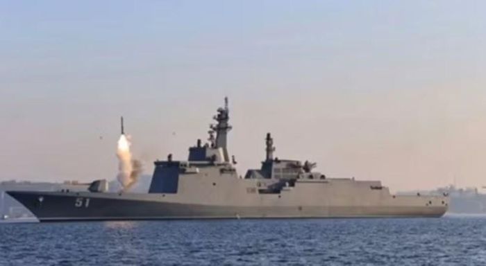 Dịp này, ông Kim Jong-un tuyên bố sẽ tiếp tục phát triển lực lượng hải quân theo hướng trang bị vũ khí hạt nhân và đóng các chiến hạm mới có lượng giãn nước lên tới 10.000 tấn.
