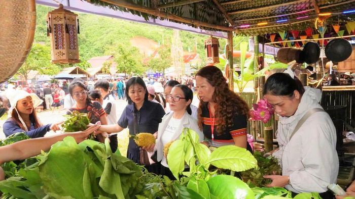 Người dân xã Trà Leng trưng bày các nông sản địa phương. Ảnh: TL.