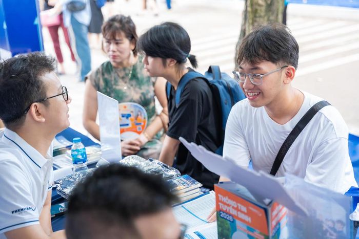 Thí sinh tìm hiểu thông tin tuyển sinh của trường đại học.