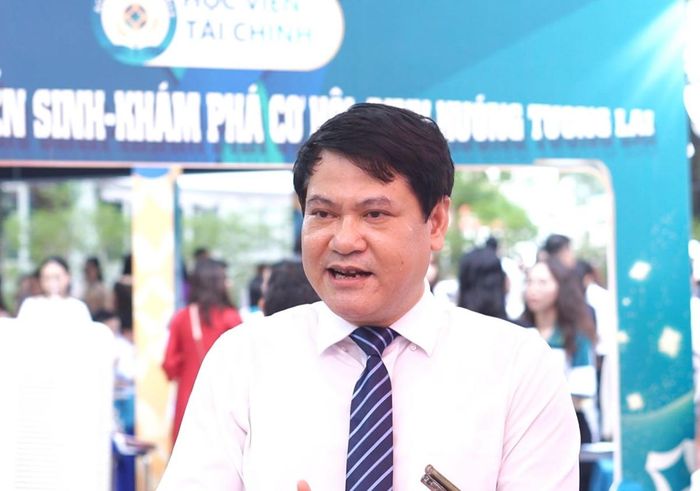 TS Lê Tuấn Hiệp, Phó Giám đốc Học viện Tài chính trao đổi với phóng viên.