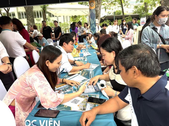 Phụ huynh tìm hiểu thông tin tuyển sinh của học viện.
