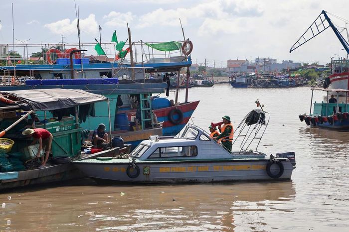 Lực lượng BĐBP TP Hải Phòng tuyên truyền, vận động ngư dân neo đậu phương tiện, đảm bảo an toàn trước cơn bão. Ảnh: PT. 