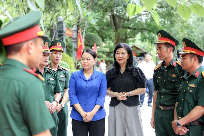 Đoàn công tác thăm, động viên Đội quy tập hài cốt liệt sĩ 584 và 589 thuộc Bộ Chỉ huy Quân sự tỉnh Quảng Trị. Ảnh: Nguyễn Khánh