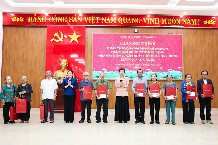 Đoàn công tác trao quà cho tất cả thương binh, bệnh binh, gia đình liệt sĩ và người bị nhiễm chất độc hóa học trên địa bàn phường Quảng Trị. Ảnh: Nguyễn Khánh