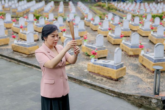 Phu nhân Tổng Bí thư, Chủ tịch nước Tô Lâm, bà Ngô Phương Ly dâng hương tưởng niệm các anh hùng liệt sĩ đã ngã xuống vì độc lập dân tộc tại Nghĩa trang Liệt sĩ Đường 9. Ảnh: Nguyễn Khánh