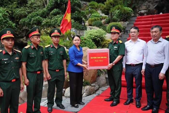 Đoàn công tác tặng quà Đội quy tập hài cốt liệt sĩ 589 thuộc Bộ Chỉ huy Quân sự tỉnh Quảng Trị. Ảnh: Nguyễn Khánh