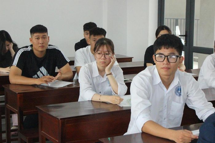 Theo Phó Giám đốc Sở GD-ĐT Hà Tĩnh, đề thi Toán năm nay được đánh giá có mức độ nhẹ hơn so với năm trước. (Ảnh thí sinh ở Hà Tĩnh làm thủ tục dự thi). Ảnh: HN. 