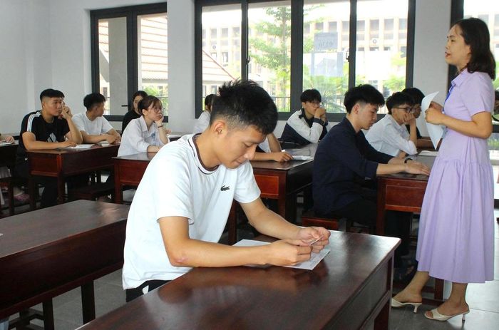 Thí sinh tại Hà Tĩnh làm thủ tục dự thi tốt nghiệp THPT. Ảnh: HN.