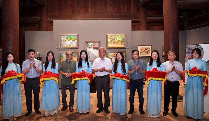Các đại biểu cắt băng khai mạc triển lãm Quốc Tử Giám trong nghệ thuật.