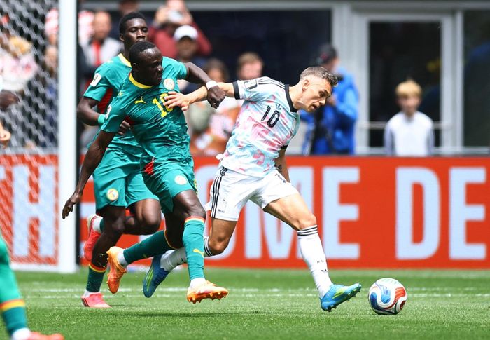 Leandro Trossard có thể chia tay Arsenal sau khi đội bóng thành London đạt thỏa thuận bán anh cho Besiktas với giá 17,1 triệu bảng.