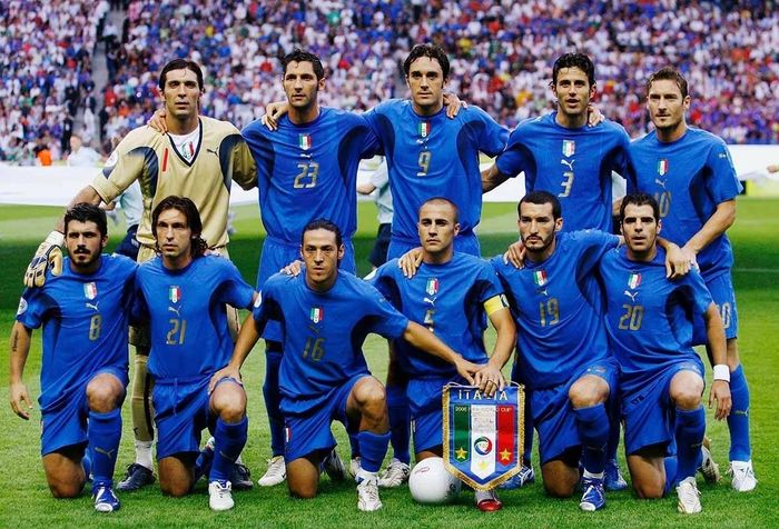  Đội tuyển Italy tại World Cup 2006 cùng trang phục thi đấu được đầu tư thiết kế kỹ lưỡng, trong đó có mẫu quần đùi từng được đăng ký bằng sáng chế. Ảnh: Charity Stars. 