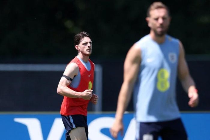  Declan Rice tập luyện trước trận đấu với Ghana ở vòng bảng World Cup 2026 hôm 24/6 với ống quần đùi kéo lên cao. Ảnh: Reuters.