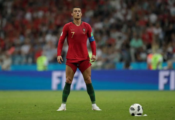 Cristiano Ronaldo nổi tiếng với việc mặc quần ngắn hoặc kéo cao ống quần khi thi đấu. Ảnh chụp ở trận vòng bảng World Cup 2018 giữa Bồ Đào Nha và Tây Ban Nha. Ảnh: Ueslei Marcelino/Reuters.