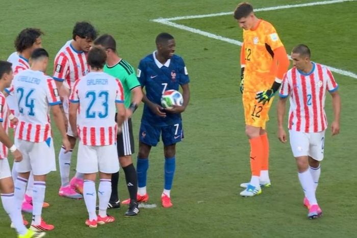 Dembele bật cười sau khi phát hiện chiêu trò của Velazquez.