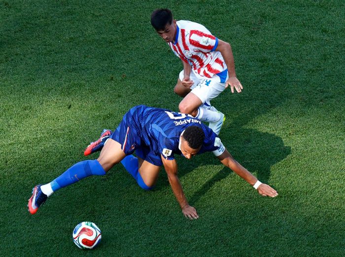 Dù sở hữu lợi thế về tốc độ, Mbappe vẫn gặp rất nhiều khó khăn khi thường xuyên bị một đến hai cầu thủ Paraguay theo kèm mỗi khi có bóng.