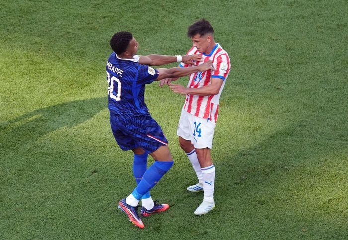 Sau pha bứt tốc bất thành và bị tiền vệ Andres Cubas phạm lỗi, Mbappe nổi nóng, lao tới đẩy đối thủ. May mắn cho chân sút người Pháp khi anh không phải nhận thẻ vàng từ trọng tài.