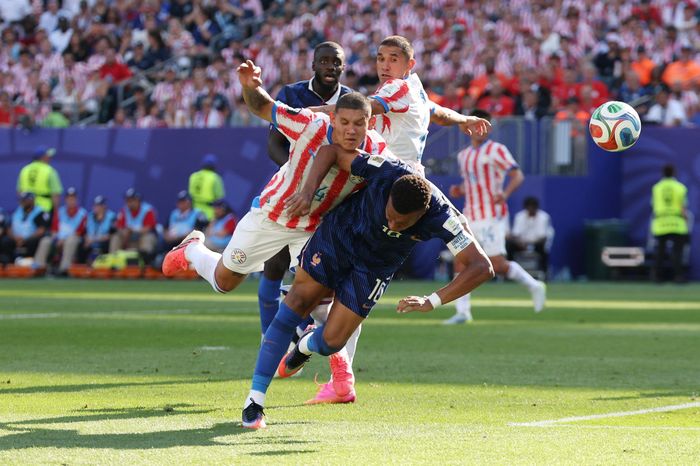 Mbappe là cầu thủ chịu ảnh hưởng nhiều nhất từ lối chơi quyết liệt và không ít tiểu xảo của Paraguay. Ngôi sao của Real Madrid liên tục bị đeo bám, kéo người và va chạm trong nhiều tình huống, khiến tiền đạo tuyển Pháp không ít lần phải nằm sân.