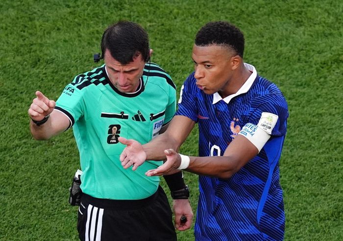 Không ít lần Mbappe và đồng đội than phiền với trọng tài Ilgiz Tantashev về lối chơi bạo lực và tiểu xảo của Paraguay nhưng bất thành.