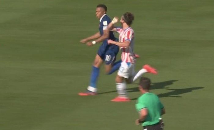 Một tình huống khác gây nhiều tranh cãi xuất phát từ pha đua tốc độ giữa Mbappe và Matias Galarza. Cầu thủ Paraguay có động tác vung tay vào người Mbappe khá lộ liễu, nhưng trọng tài đứng ở vị trí thuận lợi vẫn không đưa ra bất kỳ án phạt nào.