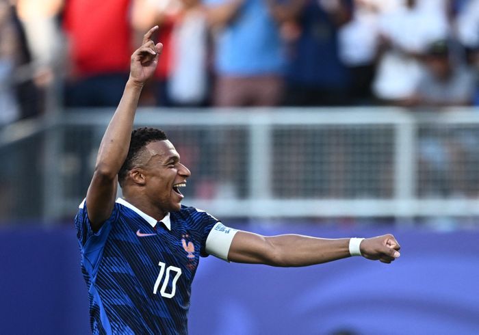  Mbappe mỉm cười sau khi thực hiện thành công quả phạt đền quyết định cho tuyển Pháp. 