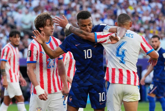  Paraguay nhiều lần dùng va chạm và tiểu xảo để khiến Mbappe mất bình tĩnh. 
