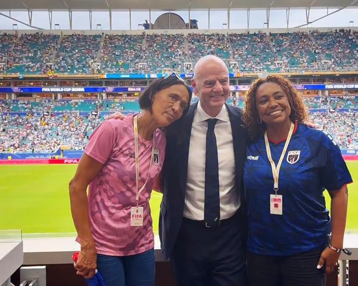  Bà Ana Candida Évora (trái) - mẹ của Vozinha cùng chủ tịch FIFA Gianni Infantino. Ảnh: Infantino/Instagram. 