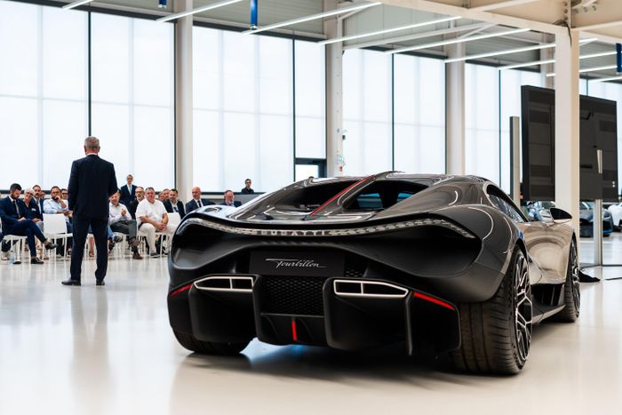  Tại La Manufacture, Bugatti sẽ thực hiện các công đoạn như lắp ráp sơ bộ ngoại thất và nội thất, kiểm tra chất lượng, kiểm định xe, cùng các quy trình hoàn thiện chuyên biệt như đánh bóng và sơn trước khi chuyển sang giai đoạn lắp ráp cuối. 
