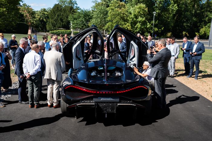  Chỉ có 250 chiếc được sản xuất, Bugatti Tourbillon có giá từ 3,8 triệu Euro (4,1 triệu USD) tại thời điểm ra mắt. Những đơn hàng đầu tiên sẽ được bàn giao vào cuối năm nay. 