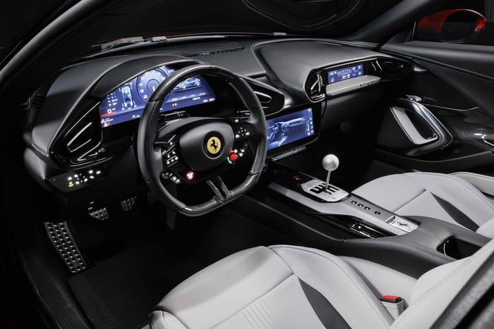  Ferrari 12Cilindri Manuale vẫn được trang bị bảng đồng hồ taplo kỹ thuật số 15.6 inch, màn hình trung tâm 10.25 inch và màn hình dành cho ghế phụ kích thước 8.8 inch. 