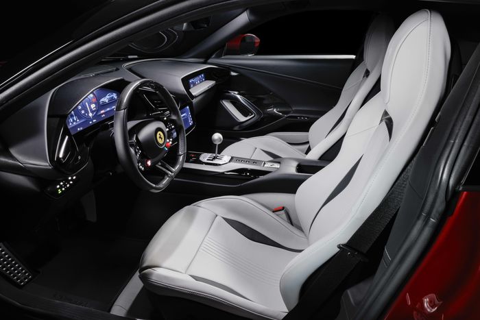  Ghế ngồi có 2 tùy chọn Comfort và Racing, được bọc da cùng Alcantara trong chương trình cá nhân hóa Tailor Made, đồng thời tạo điểm nhấn bằng các đường chỉ và 6 rãnh dọc tượng trưng cho hộp số 6 cấp. 