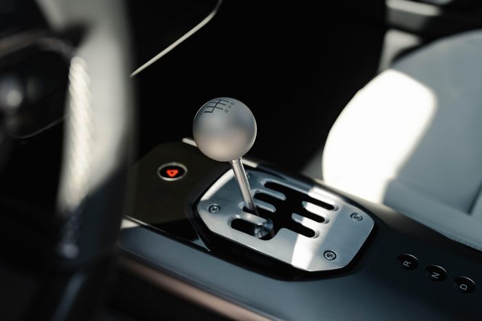  Xe vẫn sử dụng hộp số ly hợp kép (DCT) 8 cấp của bản tiêu chuẩn, tuy nhiên bổ sung cần số dạng chữ H, bàn đạp côn và phần mềm điều khiển hoàn toàn mới. 