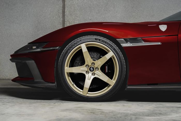  Khác với xe số sàn truyền thống, Ferrari 12Cilindri Manuale cho phép chuyển sang Automatic Mode bất cứ lúc nào để hộp số DCT vận hành hoàn toàn tự động. 