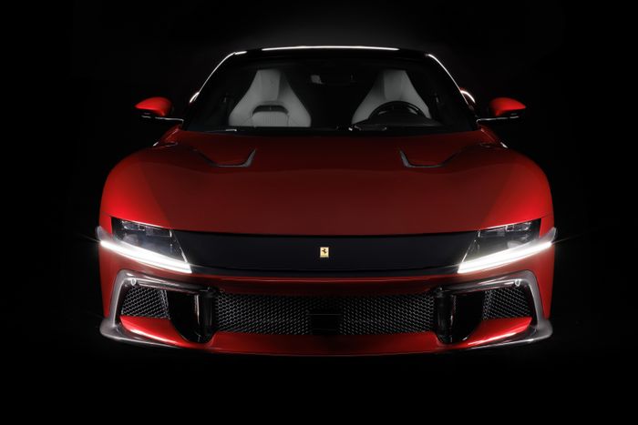  Ferrari 12Cilindri Manuale không có thay đổi khí động học khác biệt so với 12Cilindri bản tiêu chuẩn. Xe có kích thước 4.733 x 2.176 x 1.292 mm và trục cơ sở dài 2.700 mm. 