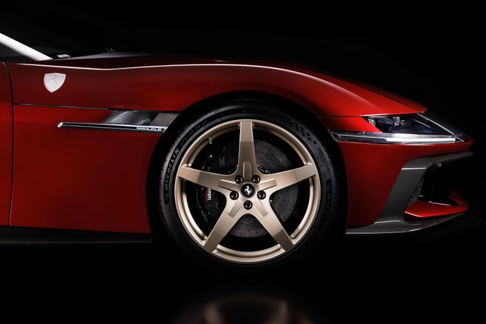  Mẫu siêu xe này cũng nhận được thiết kế mâm 5 chấu forged với 4 tùy chọn bề mặt hoàn thiện, vốn được trang bị độc quyền cho Ferrari 12Cilindri Manuale. 