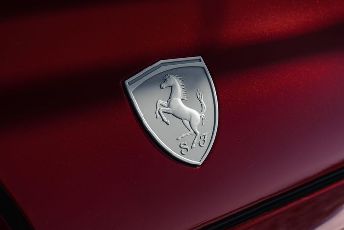  Ferrari 12Cilindri Manuale được sản xuất giới hạn 1.499 chiếc, và đều được nâng cấp qua chương trình cá nhân hóa Tailor Made. Mức giá của siêu xe này khoảng 590.000 Euro (675.000 USD), cao hơn 229.000 USD so với bản tiêu chuẩn. 