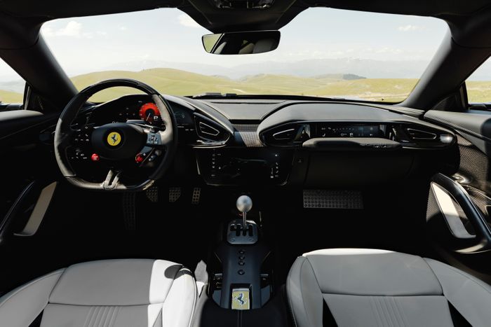  Thay vì hộp số sàn cơ khí truyền thống, Ferrari đã phát triển cơ cấu Manuale By-Wire hoàn toàn mới, kết hợp cảm giác lái của xe số sàn với công nghệ điện tử hiện đại. 