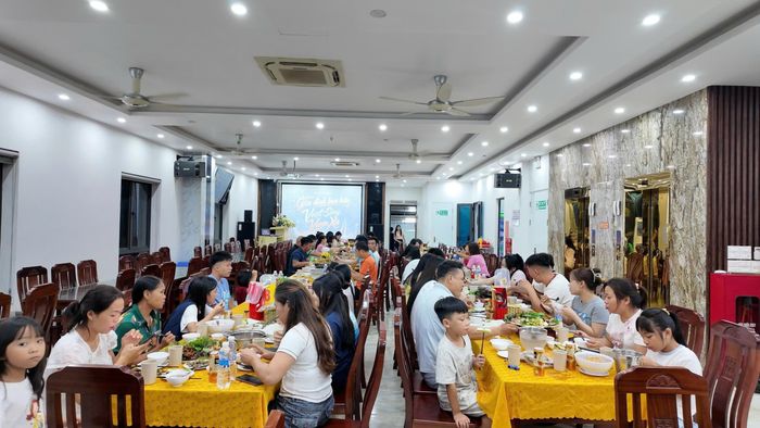  Khoảng 50 khách từ nhiều đoàn khác nhau được khách sạn mời dùng bữa. 
