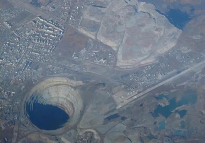  Toàn cảnh hố Popigai nhìn từ trên cao. Ảnh: Mining Technology